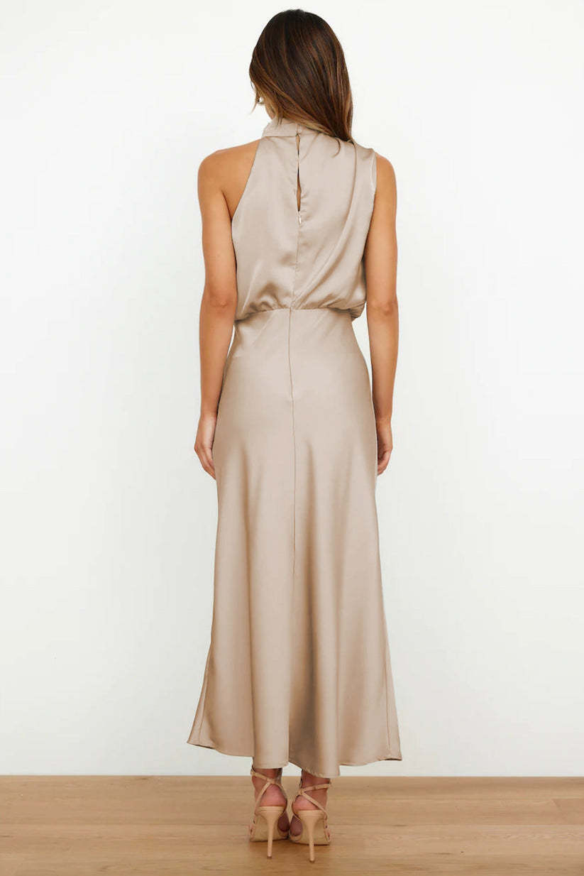 Vestido largo de raso con escote americano