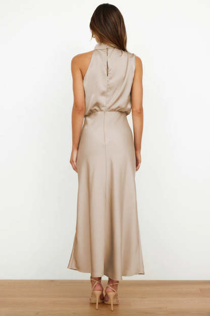 Vestido largo de raso con escote americano