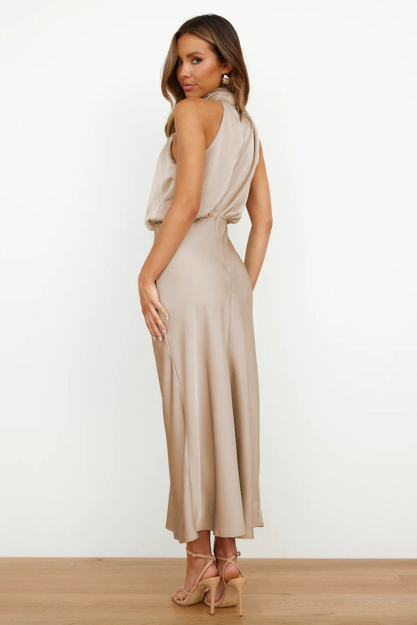 Vestido largo de raso con escote americano