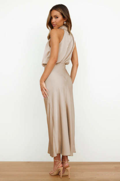 Vestido largo de raso con escote americano
