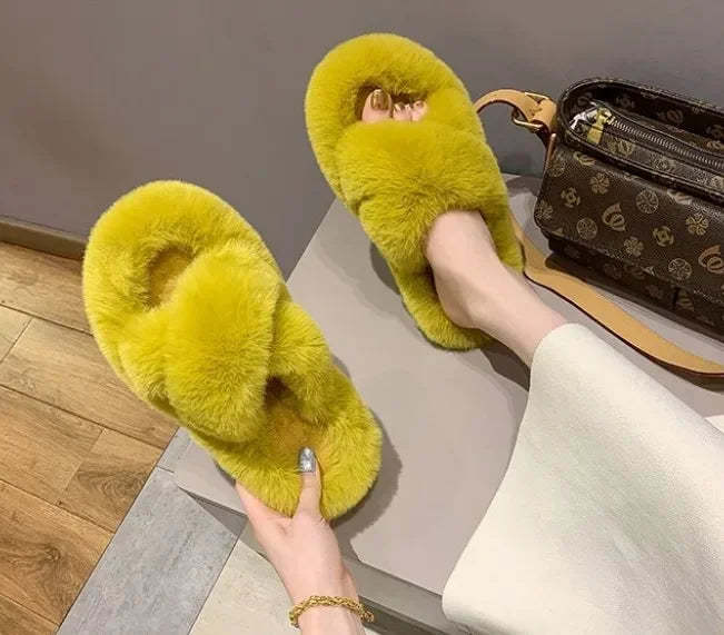 Pantuflas de piel suave con tiras cruzadas