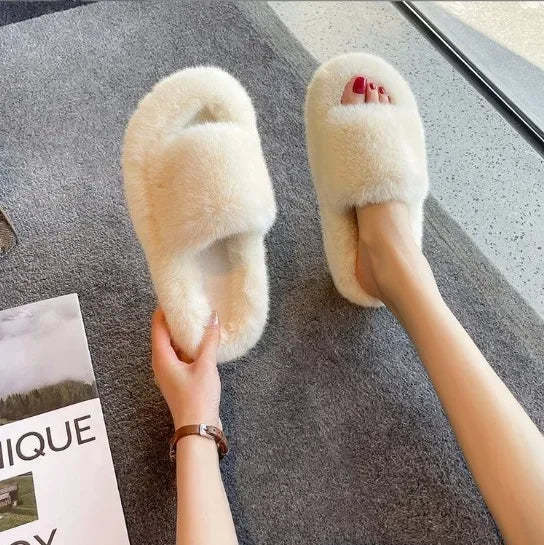Pantuflas de piel suave con tiras cruzadas
