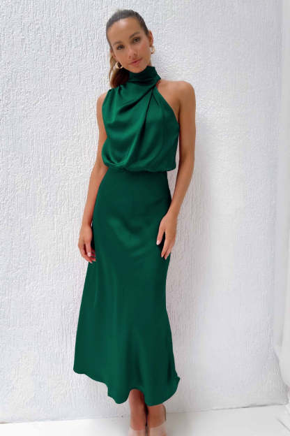 Vestido largo de raso con escote americano