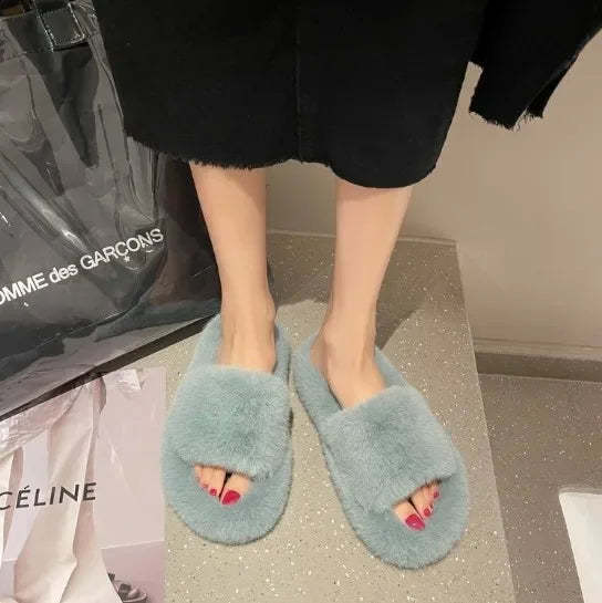 Pantuflas de piel suave con tiras cruzadas