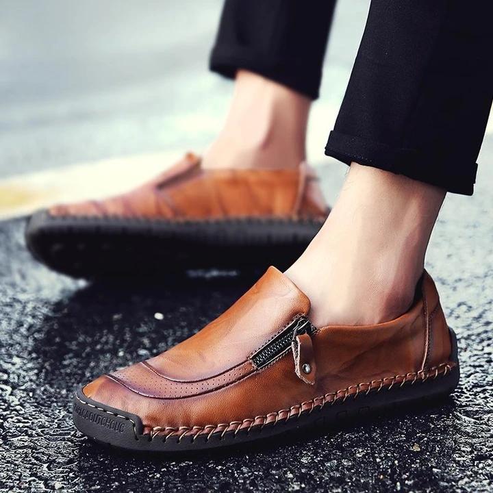 Zapatos de cuero sin cordones con cremallera y costuras a mano para hombre