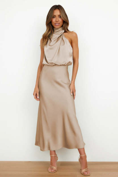 Vestido largo de raso con escote americano