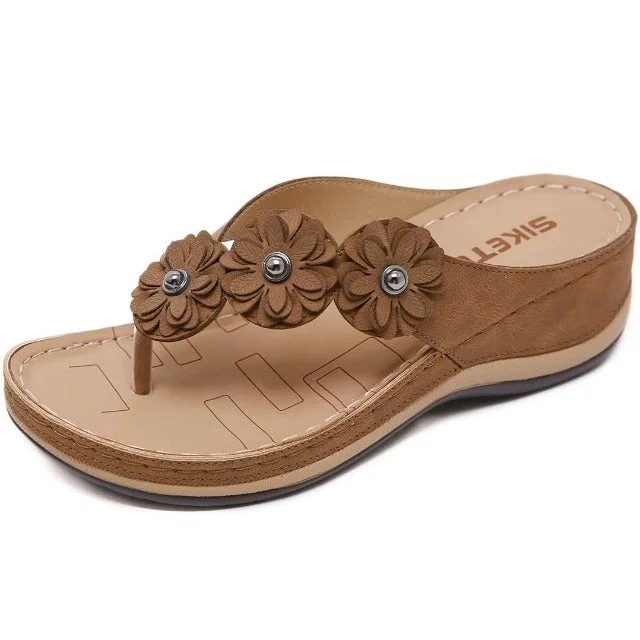 Sandalias playeras con cuña y puntera con clip y flores para mujer