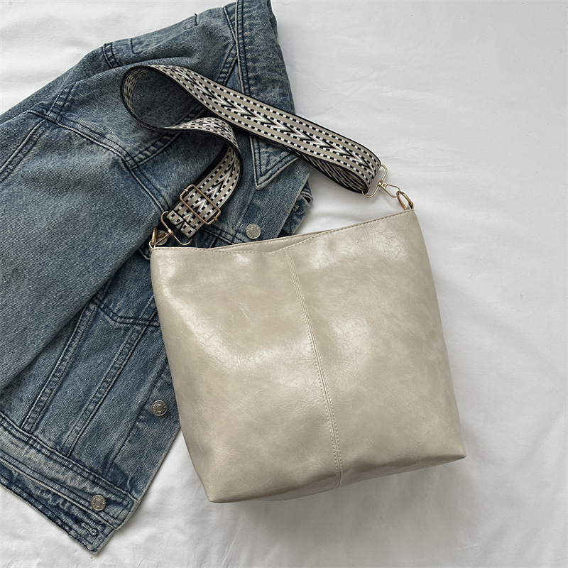 Bolsa feminina de alta qualidade em couro natural de luxo 2024 nova bolsa versátil de couro macio com alça de ombro larga