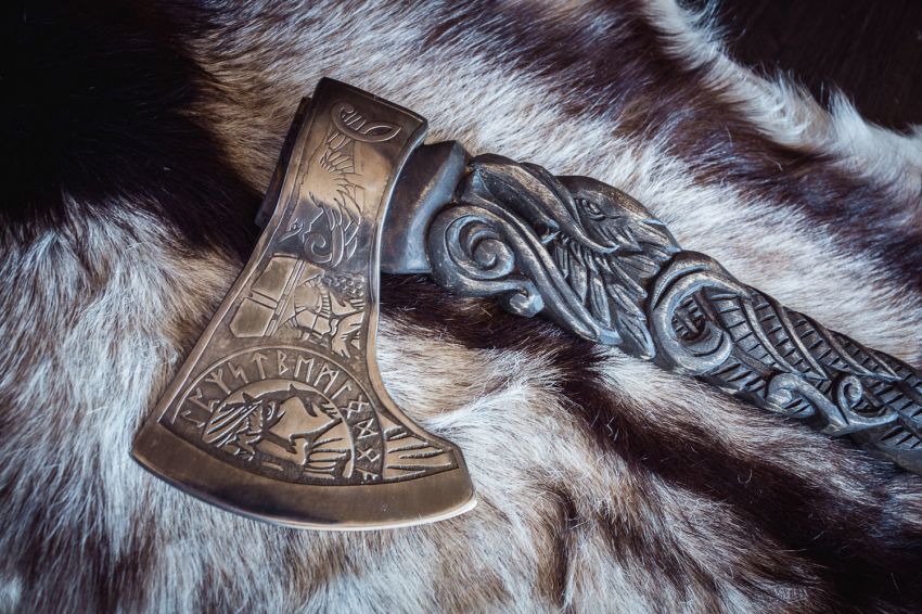 Viking Raven Nordic Sculpture uhlíková ocel. Lze použít jako svatební dar nebo dárek k narozeninám