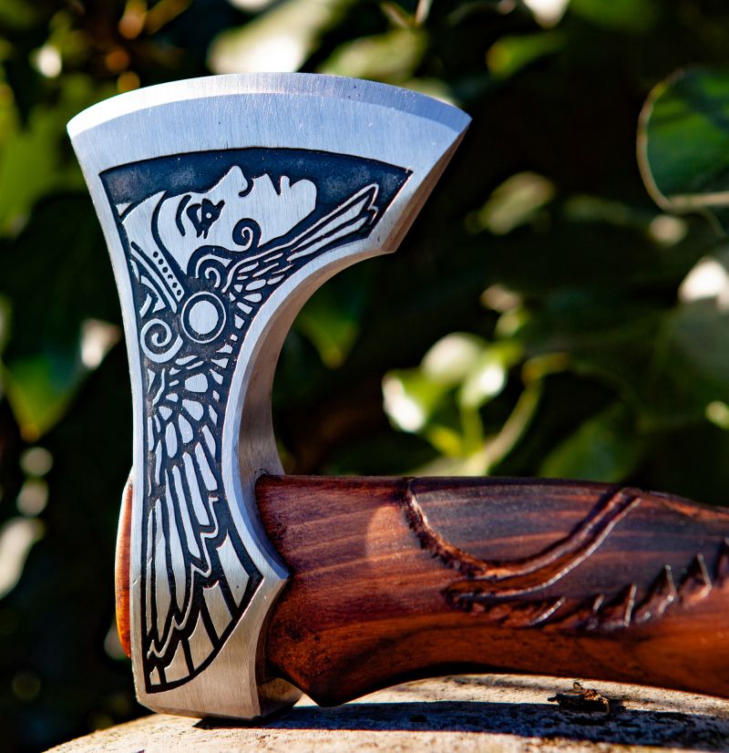 Ručně vyrobená kempingová sekera Viking s 3letou zárukou