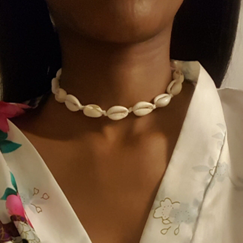 Fashionable Hawaiian-Inspired Shell Necklace: Casual Handmade Choker in Silver-Colored Stainless Steel