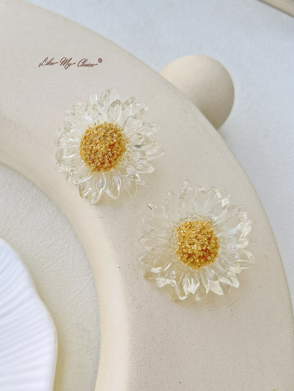 Resin Transparent Golden Daisy Flower