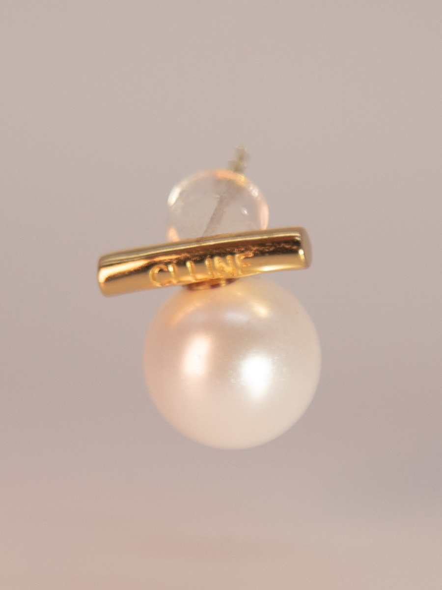 Attentionme®Fever Same Style Earrings, 18K Gold Round White Freshwater Cultured Pearl.Simple and fashionable pearl bar earrings.-Attentionme