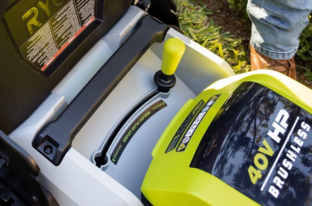 On-Board Fuel Gauge & Integrated Mulch Plug
