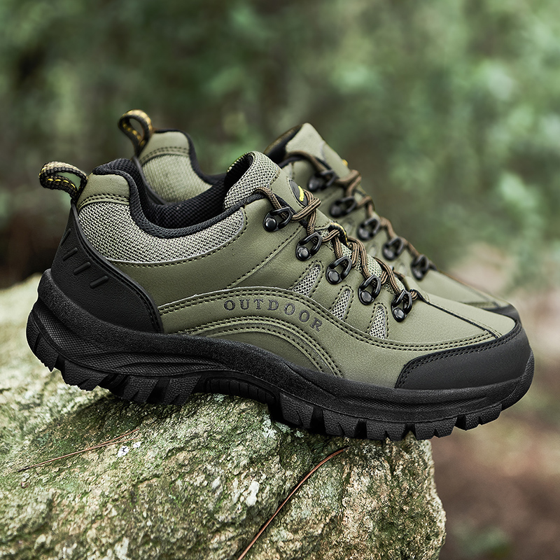 Outdoor mountaineering shoes