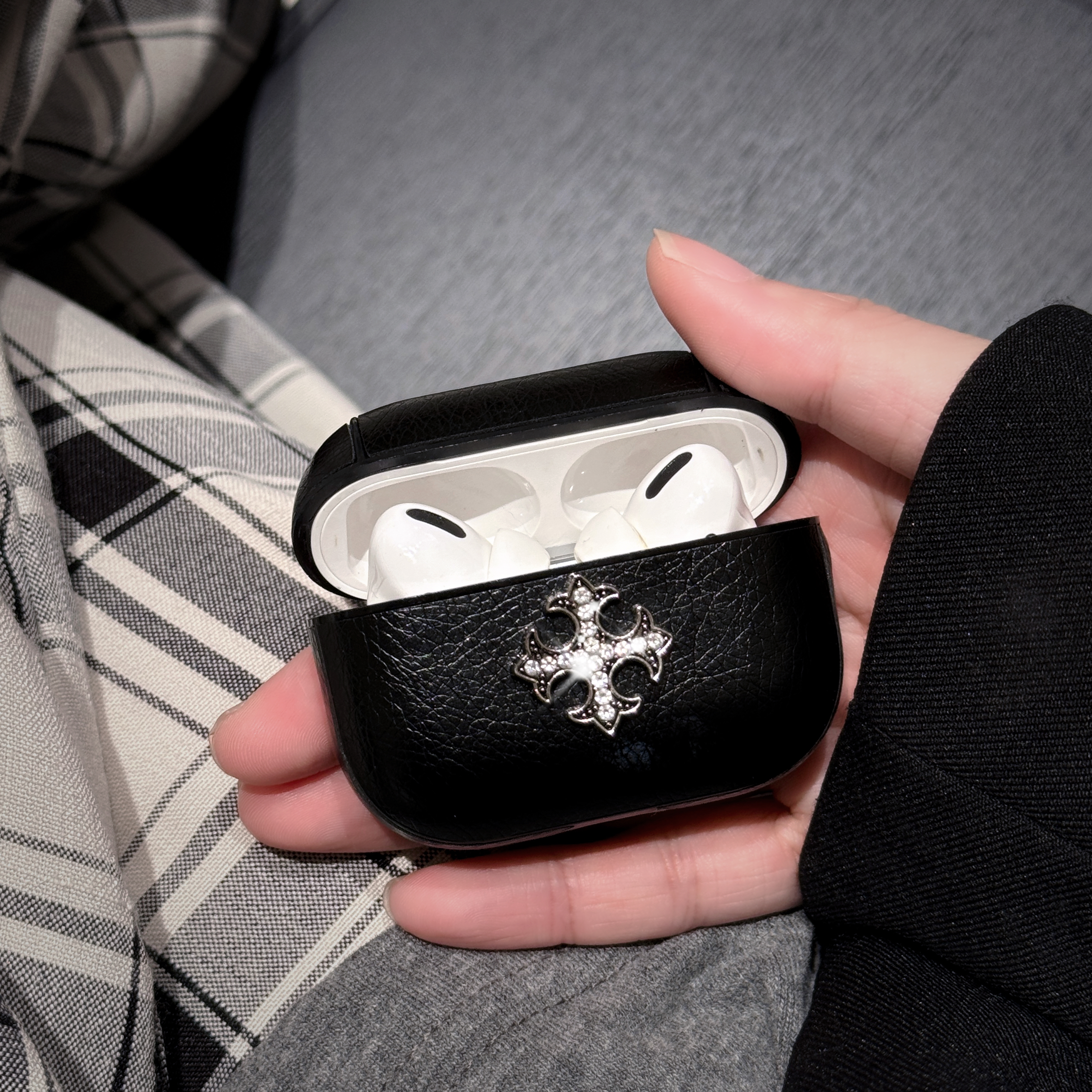 Leather CHS AirPods 4 Cases Black-DZS251302