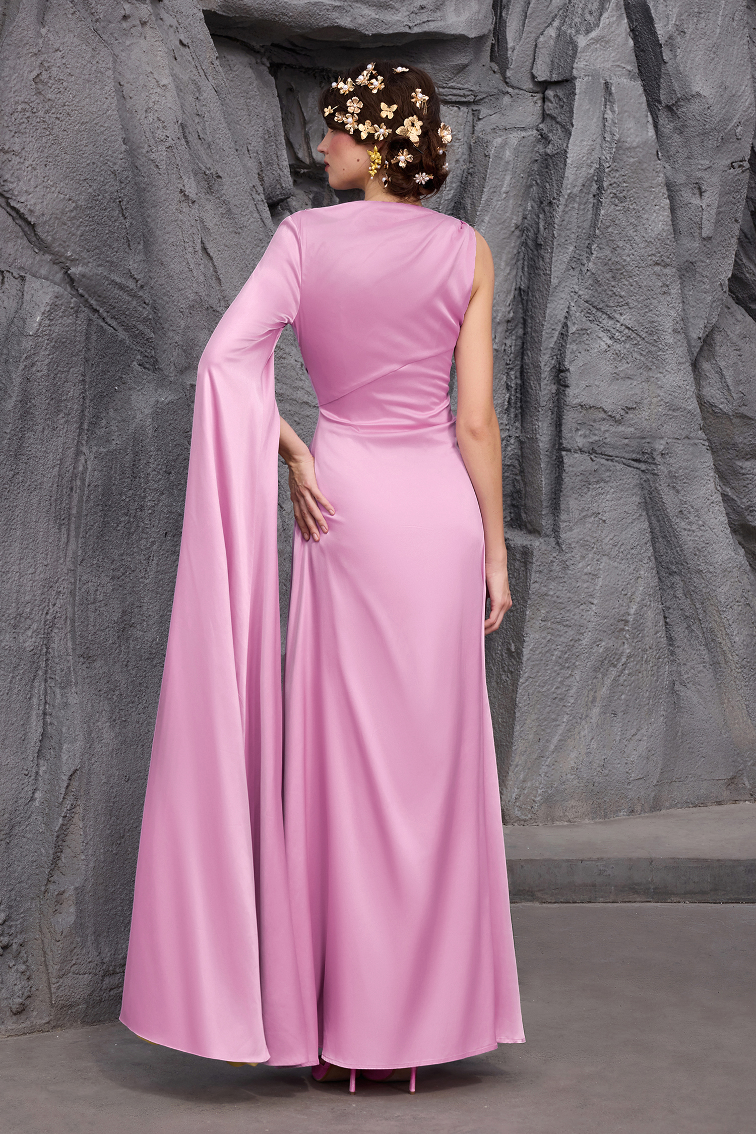 Contrast Color Gathering One Sleeve Maxi Dress