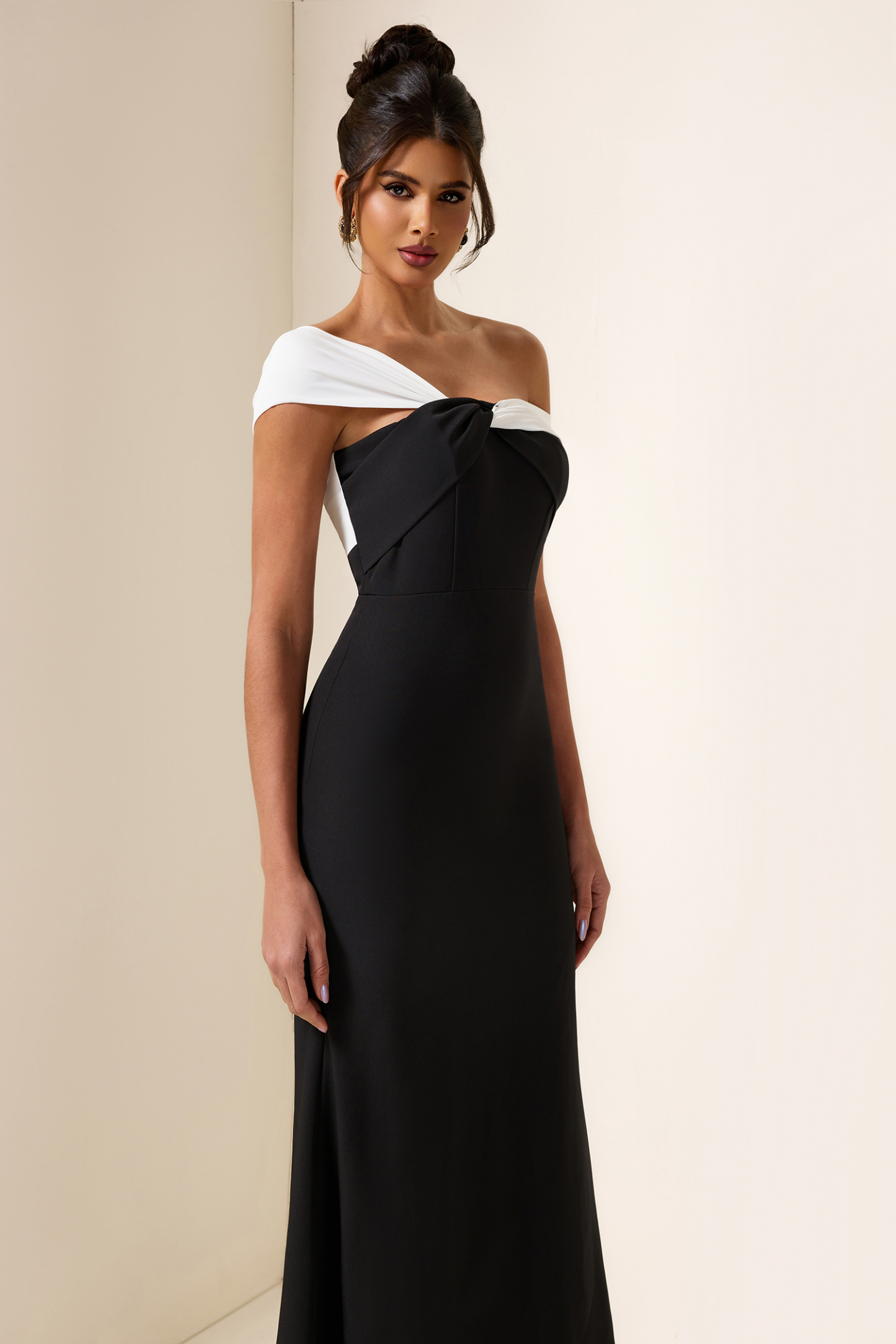 Contrast Color One-Shoulder Sleeveless Midi Dress