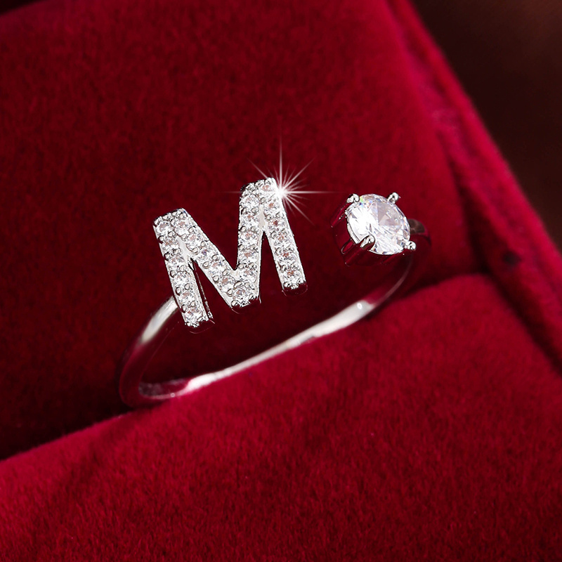 Inel înconjurat cu litere elegant, cu zirconi strălucitori