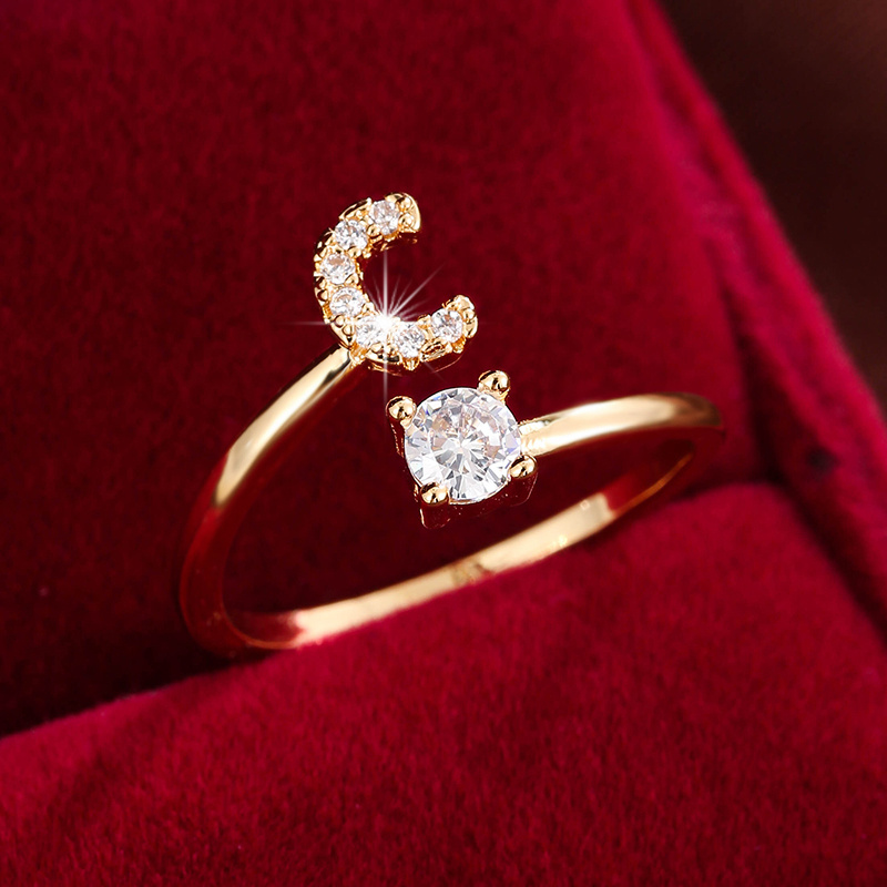 Inel înconjurat cu litere elegant, cu zirconi strălucitori