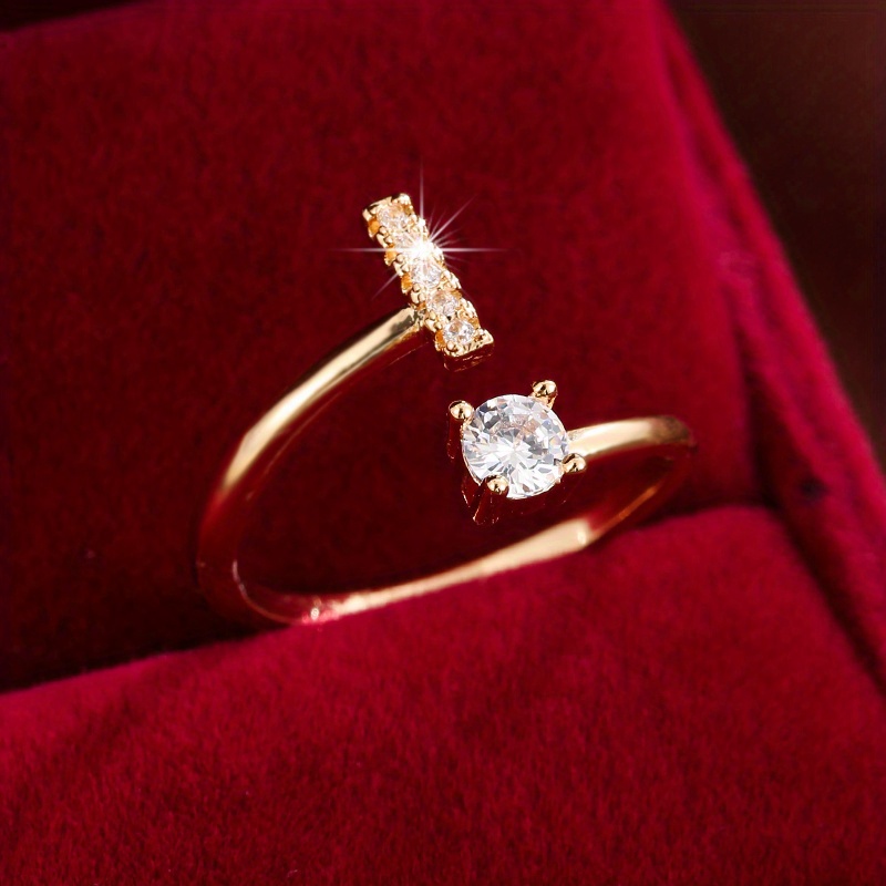 Inel înconjurat cu litere elegant, cu zirconi strălucitori