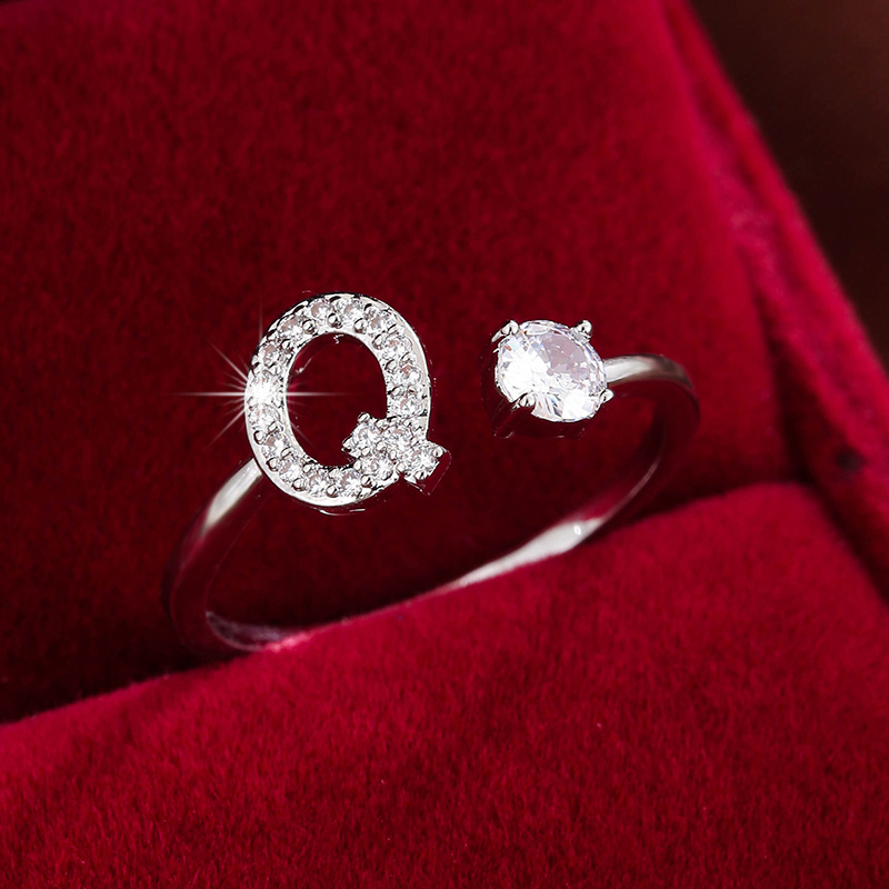 Inel înconjurat cu litere elegant, cu zirconi strălucitori