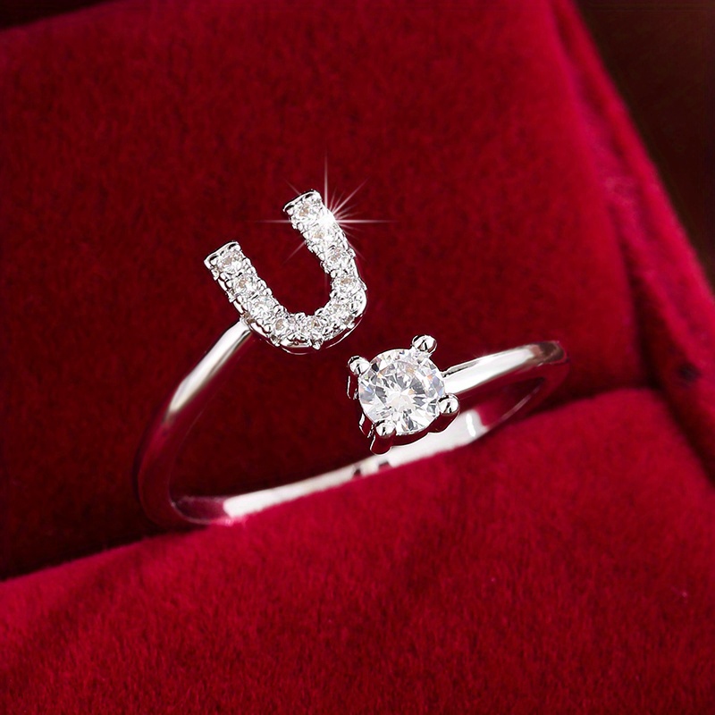 Inel înconjurat cu litere elegant, cu zirconi strălucitori