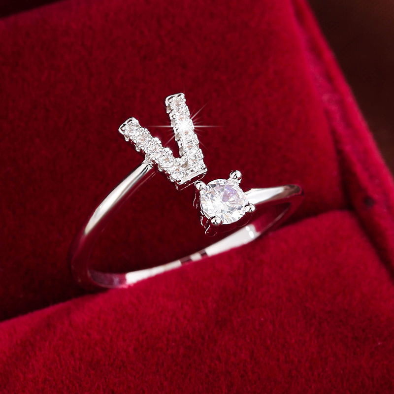 Inel înconjurat cu litere elegant, cu zirconi strălucitori