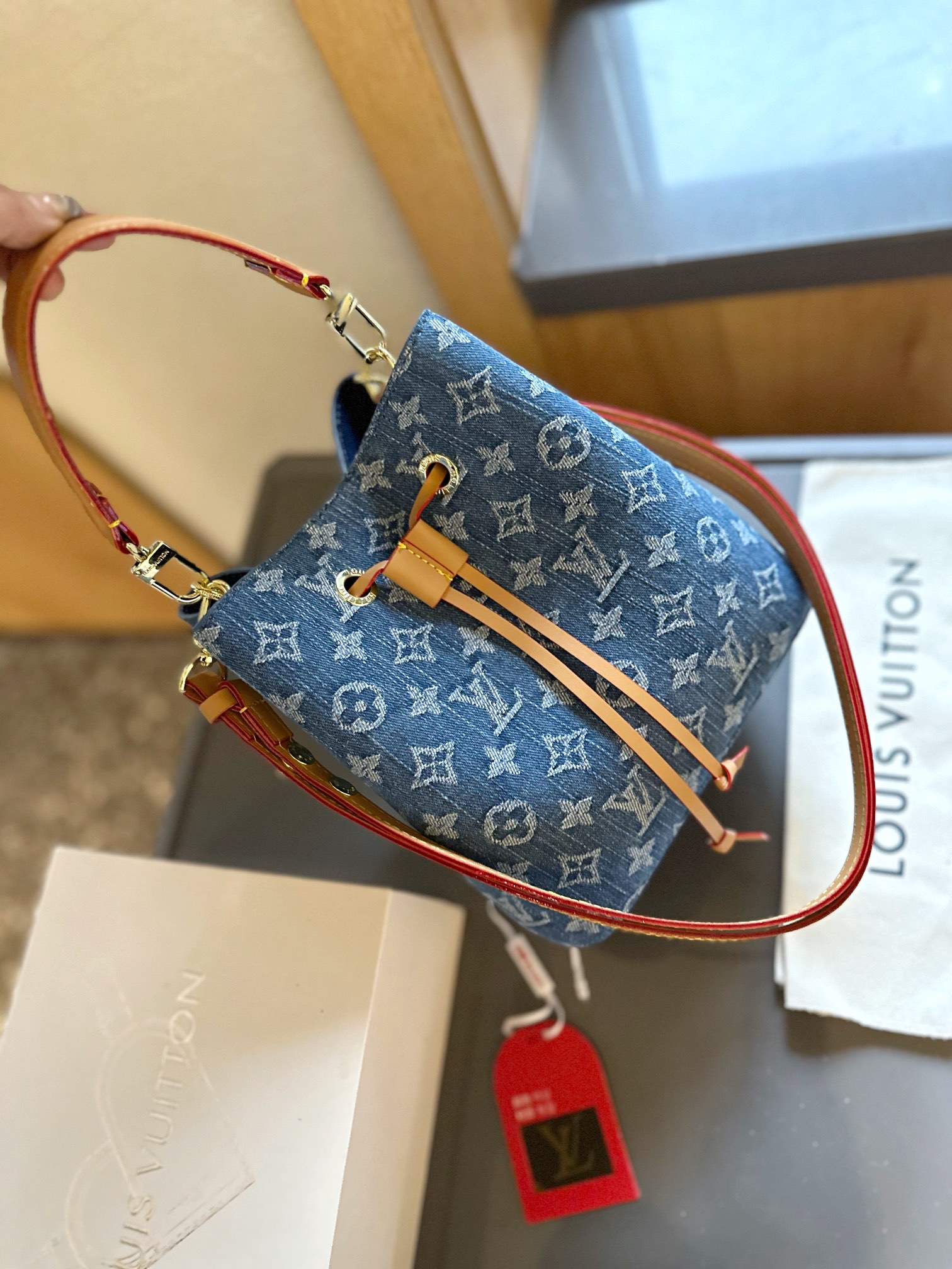 Louis new arrival NEONOE M44022  bag size: 20 cm