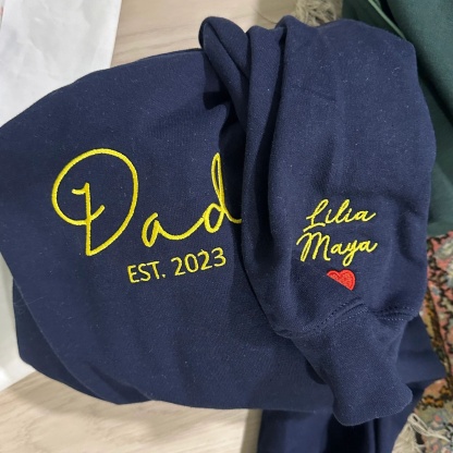 👔Dad Sweatshirt - Daddy Est. 2024 Crewneck Embroidered - Custom Sweater with Kid's Name, Unique Gift for Father's Day