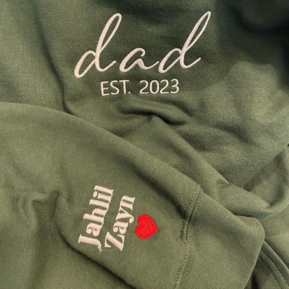 👔Dad Sweatshirt - Daddy Est. 2024 Crewneck Embroidered - Custom Sweater with Kid's Name, Unique Gift for Father's Day