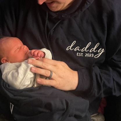 👔Dad Sweatshirt - Daddy Est. 2024 Crewneck Embroidered - Custom Sweater with Kid's Name, Unique Gift for Father's Day