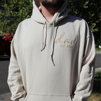 👔Dad Sweatshirt - Daddy Est. 2024 Crewneck Embroidered - Custom Sweater with Kid's Name, Unique Gift for Father's Day