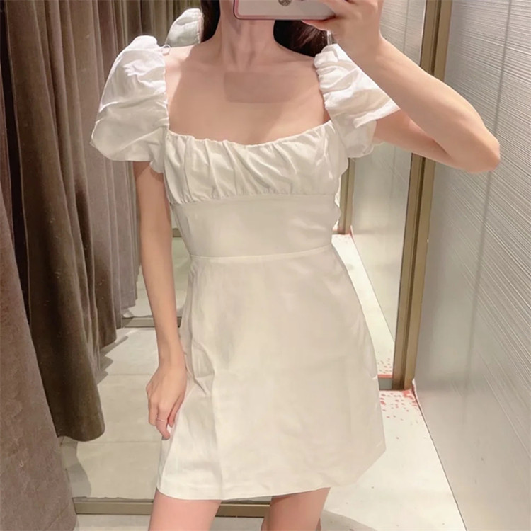 Dreamy spring dress with puff sleeves