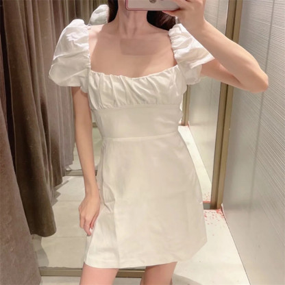 Dreamy spring dress with puff sleeves