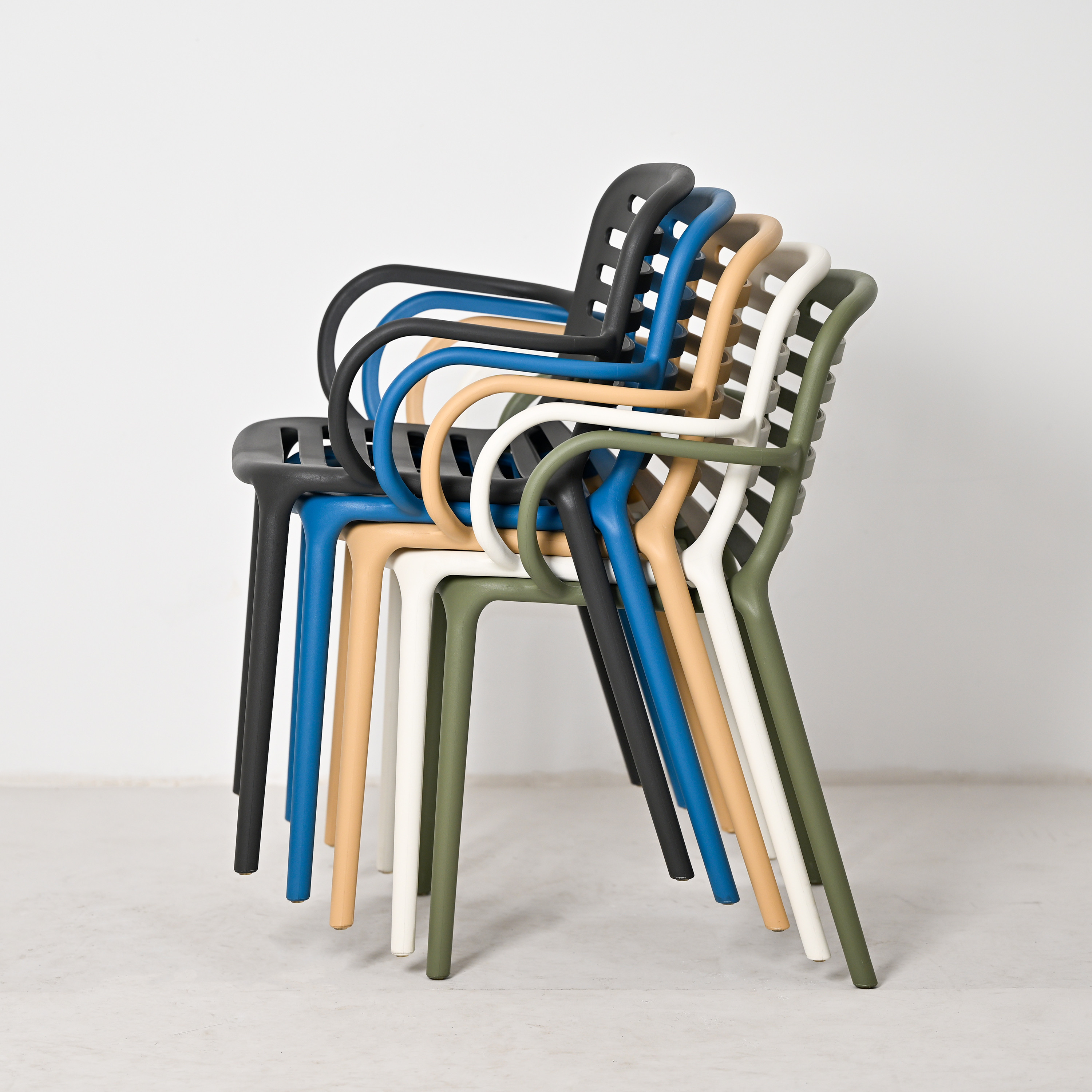 Stackable PP Armrest Chair, Commercial Hospitality Plastic Dining Chair for Outdoor & Indoor Use