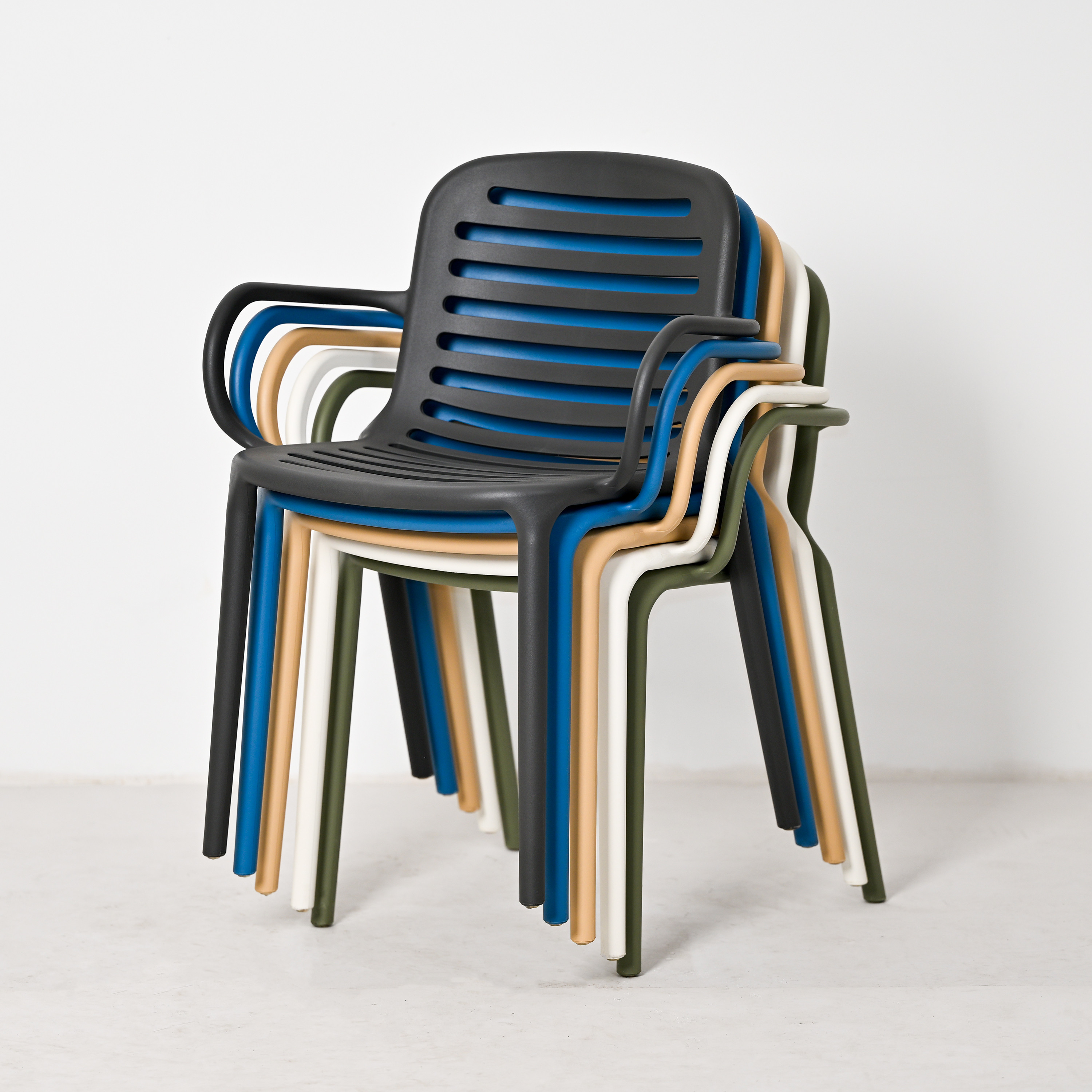 Stackable PP Armrest Chair, Commercial Hospitality Plastic Dining Chair for Outdoor & Indoor Use