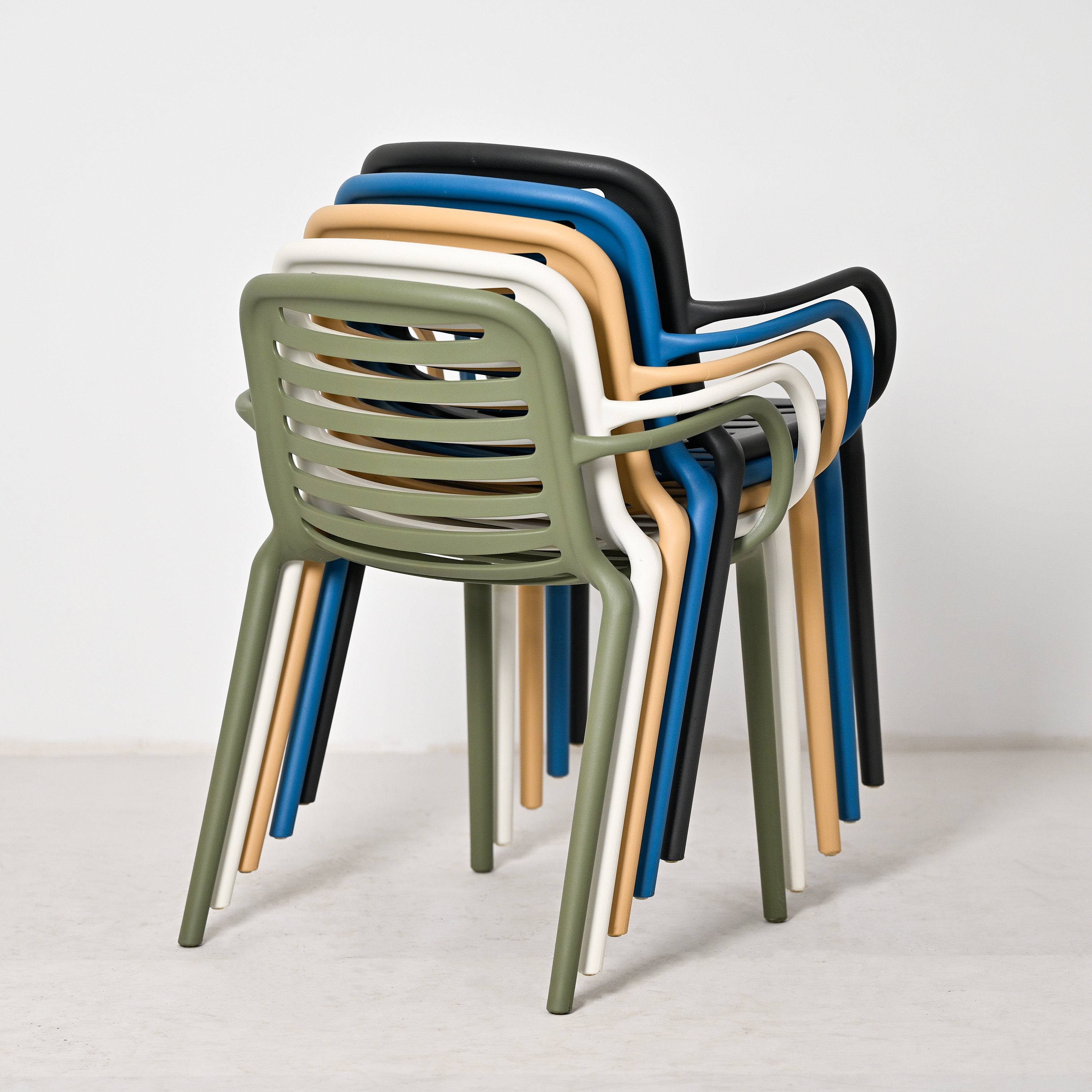 Stackable PP Armrest Chair, Commercial Hospitality Plastic Dining Chair for Outdoor & Indoor Use