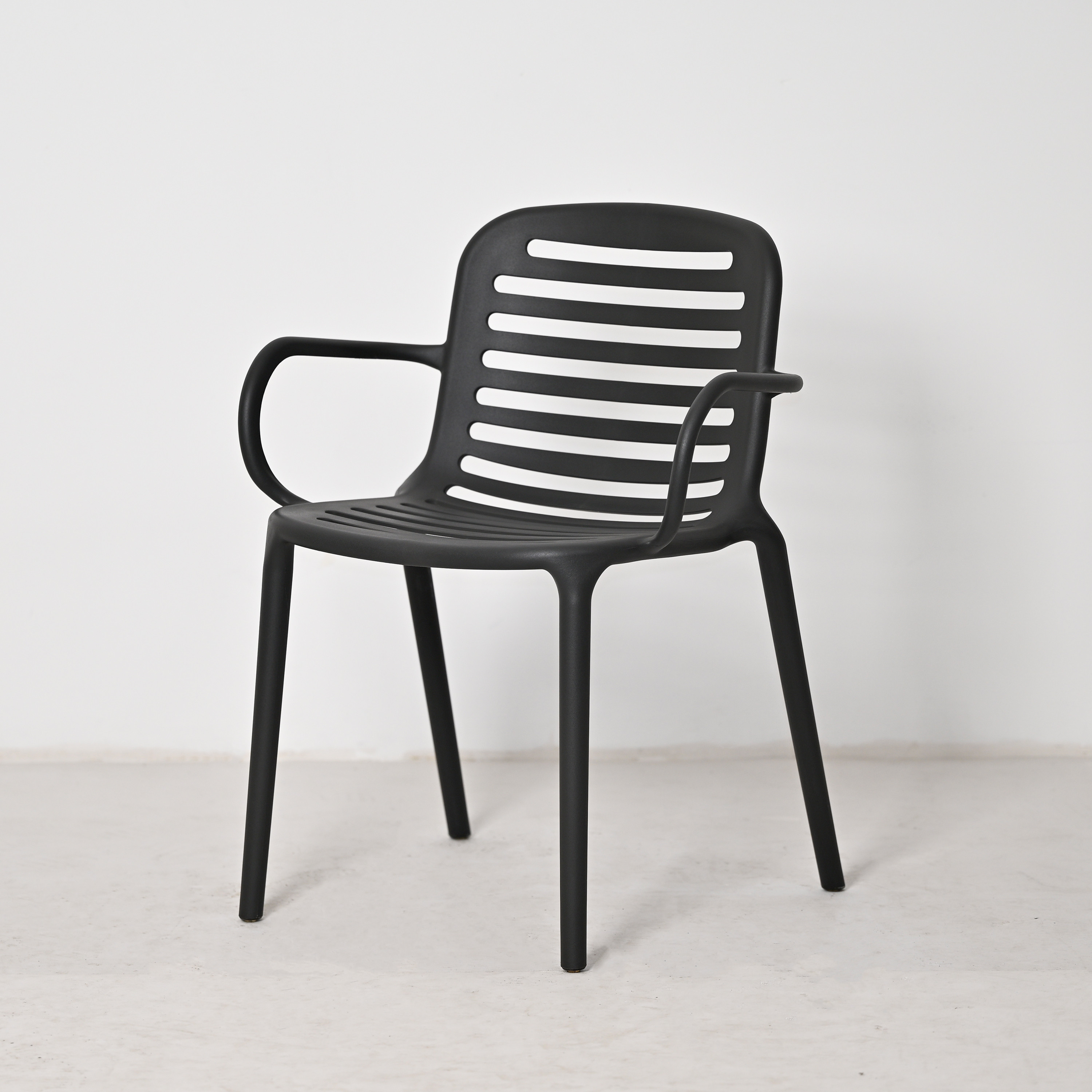Stackable PP Armrest Chair, Commercial Hospitality Plastic Dining Chair for Outdoor & Indoor Use