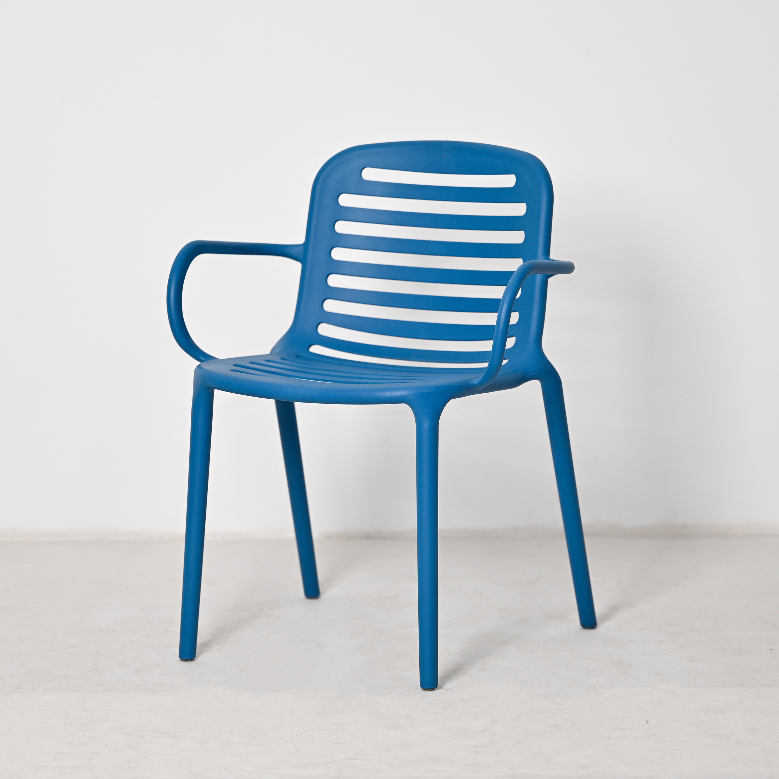 Stackable PP Armrest Chair, Commercial Hospitality Plastic Dining Chair for Outdoor & Indoor Use