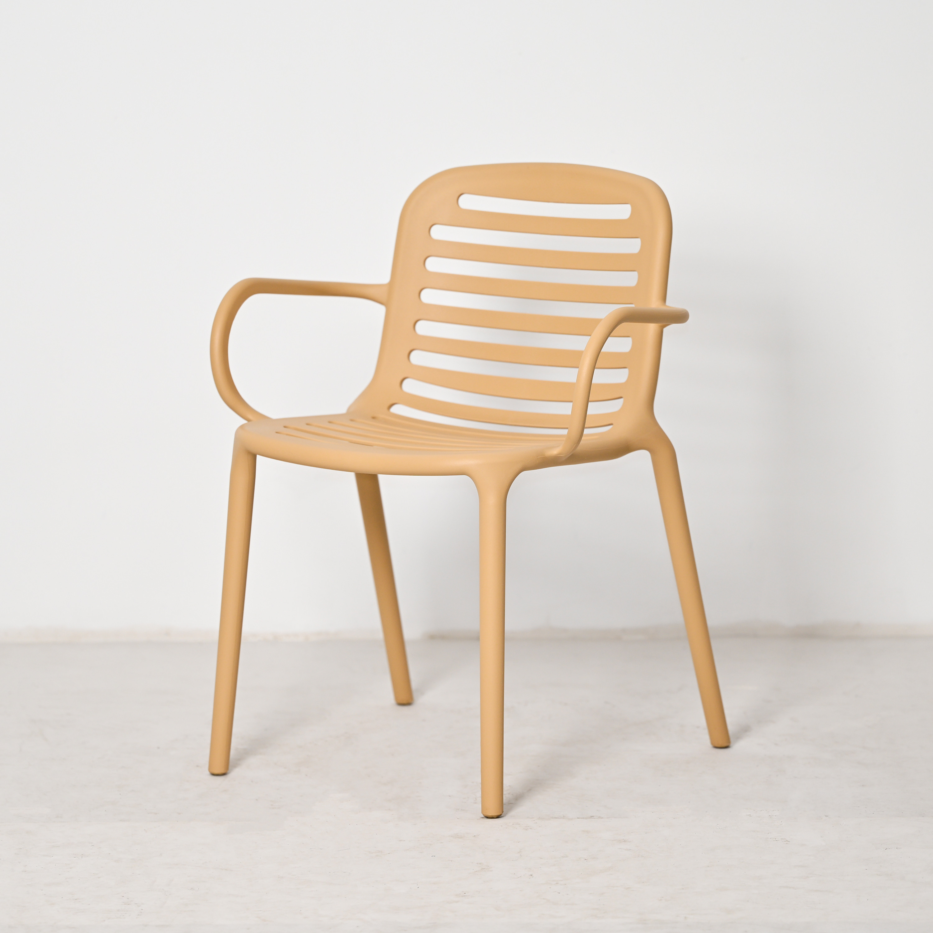 Stackable PP Armrest Chair, Commercial Hospitality Plastic Dining Chair for Outdoor & Indoor Use