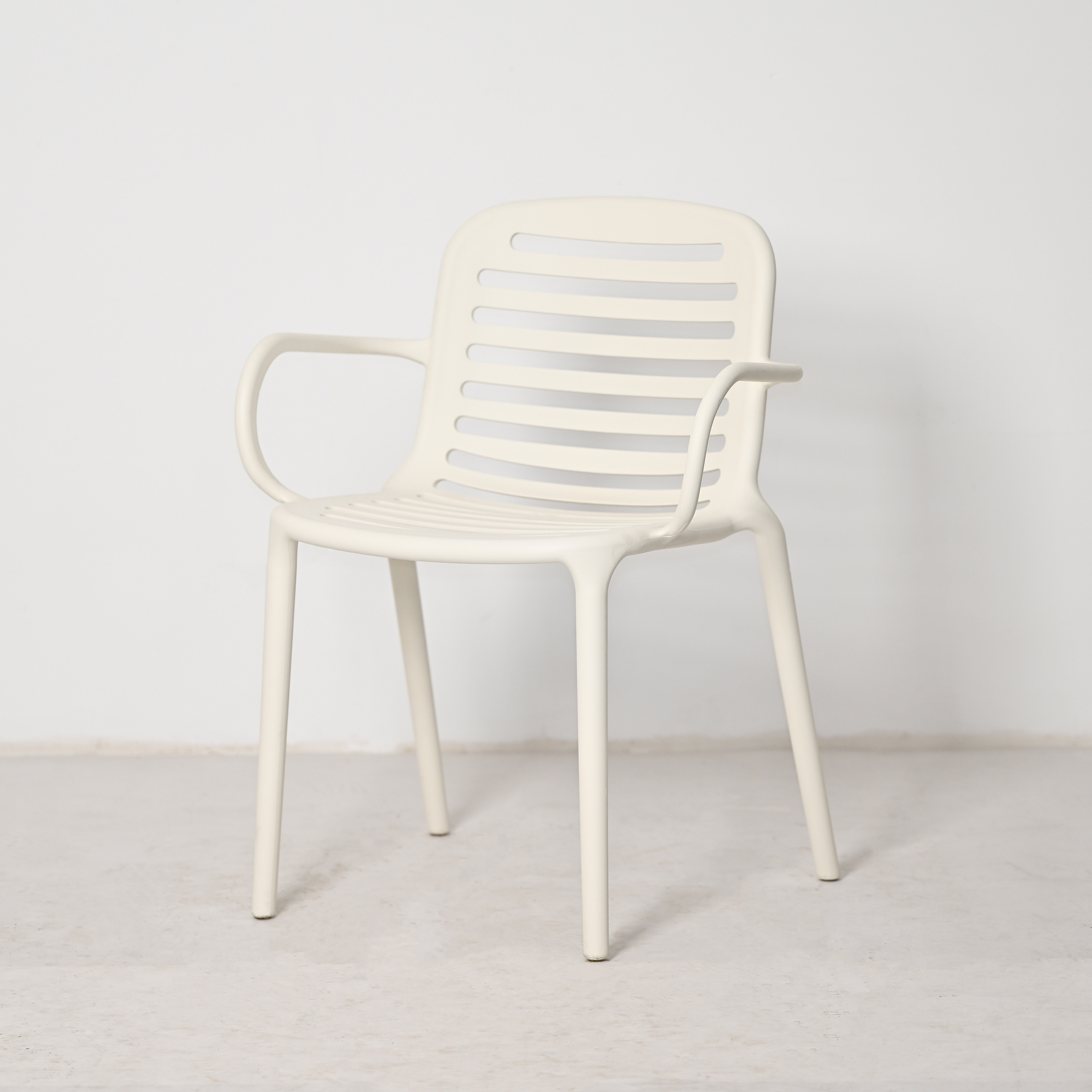 Stackable PP Armrest Chair, Commercial Hospitality Plastic Dining Chair for Outdoor & Indoor Use