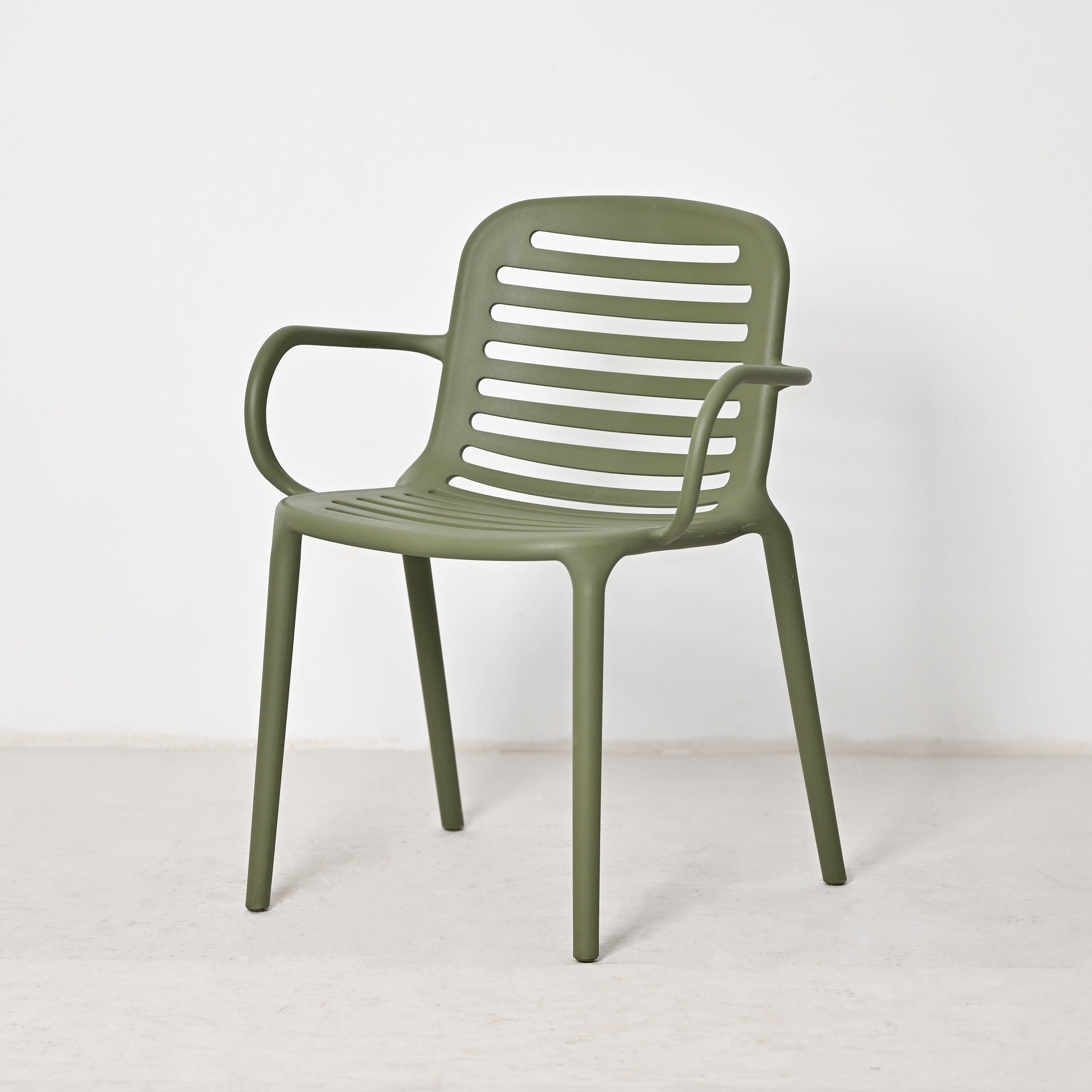 Stackable PP Armrest Chair, Commercial Hospitality Plastic Dining Chair for Outdoor & Indoor Use