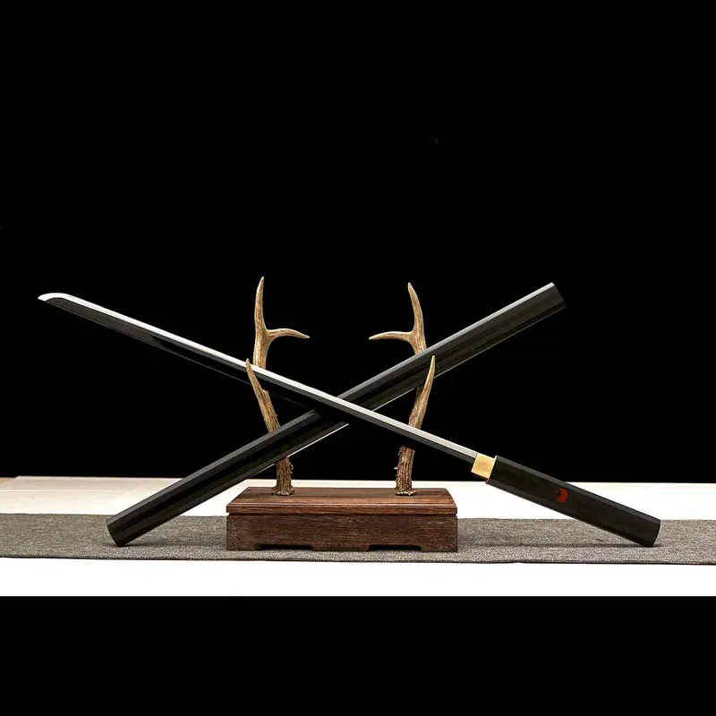Ručně vyráběné anime NARUTO Sasuke Kusanagi-No-Tsurugi Sword ShirasayaNinja Sword 1060 uhlíková ocel černá čepel