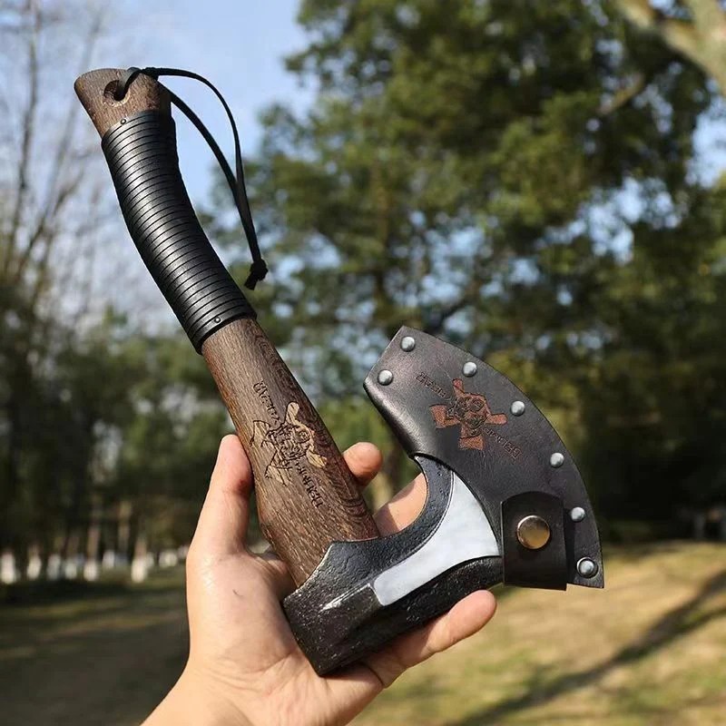 Hultaforsova první nová ručně vyrobená taktická sekera „Thunder“