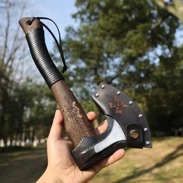 Hultaforsova první nová ručně vyrobená taktická sekera „Thunder“