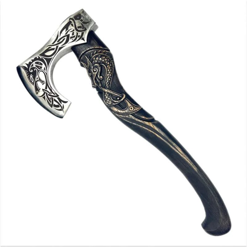 Ručně kovaná vikingská sekera s vyřezávanou rukojetí
