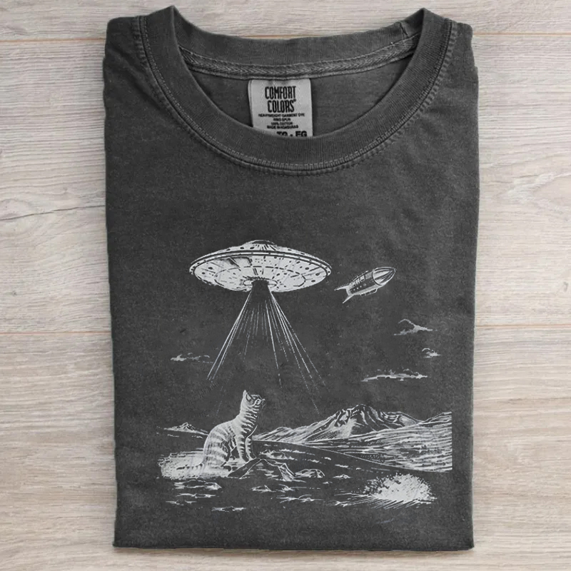 Vintage Cat Ufo Funny Graphic T-shirt