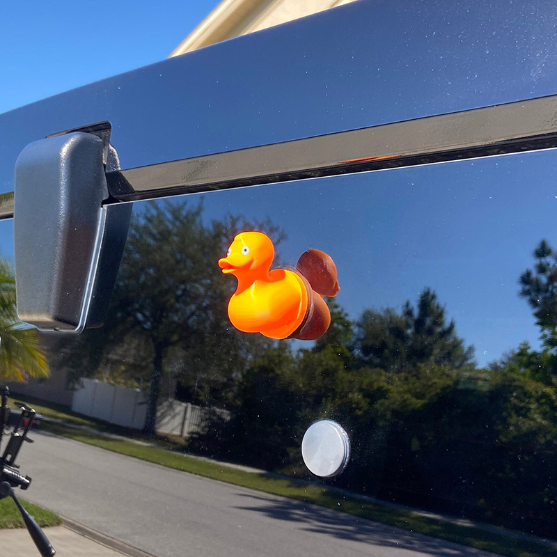 🚗💦 Meet the Ultimate Car Accessory: The Fun Middle Finger Spraying Duck! 🦆💥