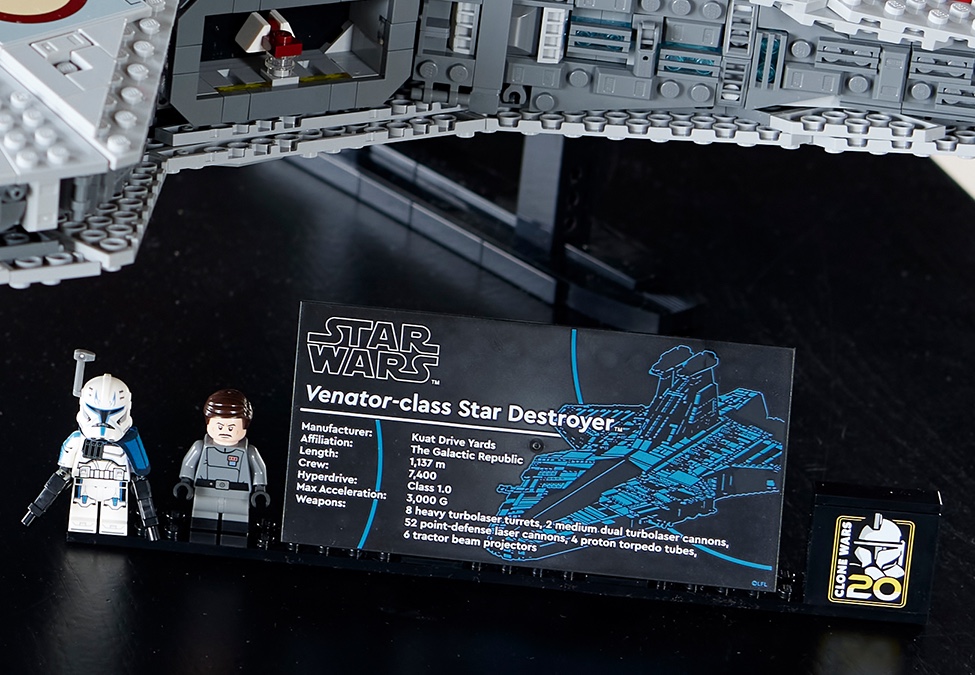 2 LEGO Star Wars minifigures beside a display plaque